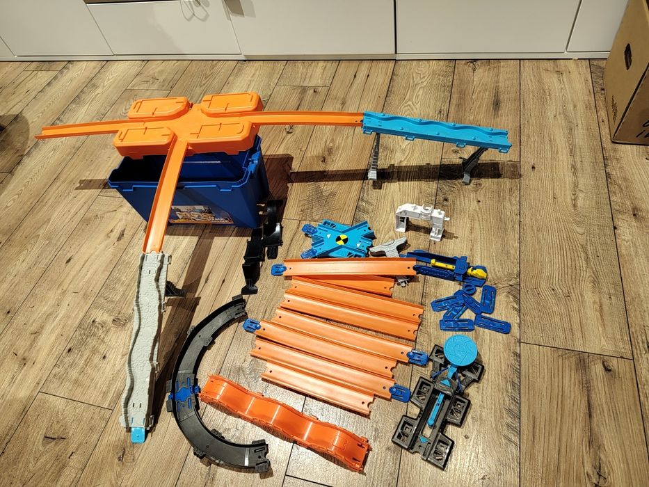 Hot wheels skrzyneczka + różne elementy
