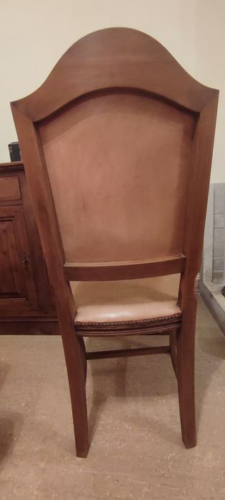 Cadeiras em castanho maciço  estofadas a pele