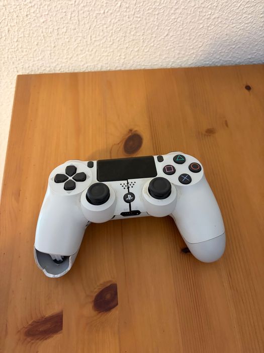 PS4 Slim 1TB + 3 Jogos (Pronta a Jogar - 99€)