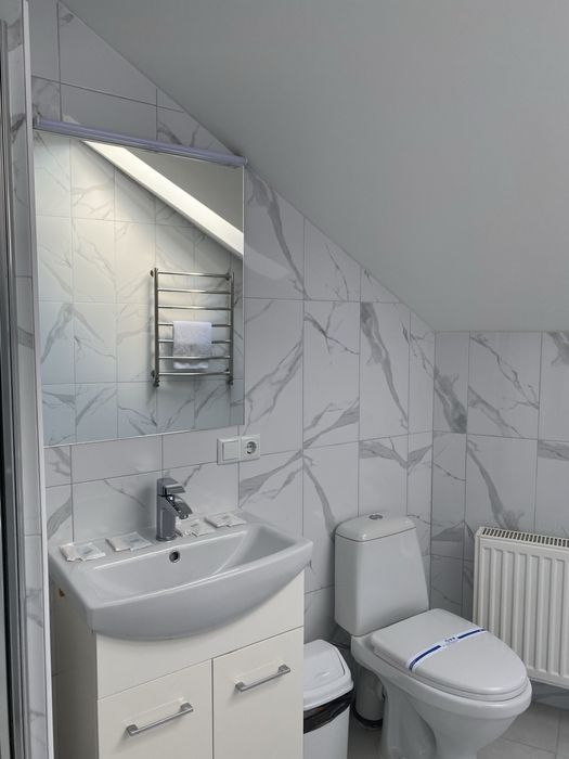 Готель « Ровер» власна парковка , ближній центр, сніданки.