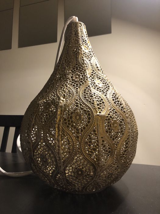 Candeeiro em tons de ouro