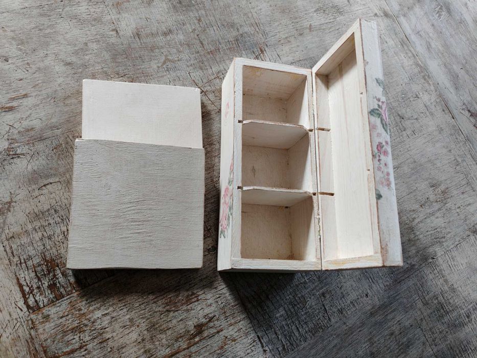 Pudełko i podstawki drewniane zdobione techniką decoupage.