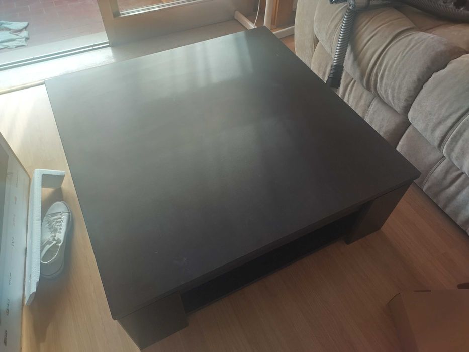 Mesa de centro moderna, cor escura, com design robusto e elegante. em bom estado, ideal para sala de estar. Recolha no local pelo comprador.