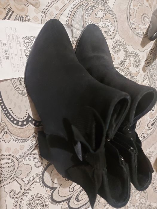 Botins em camurça pretas ,usadas um vez . Preço novas 64,99€