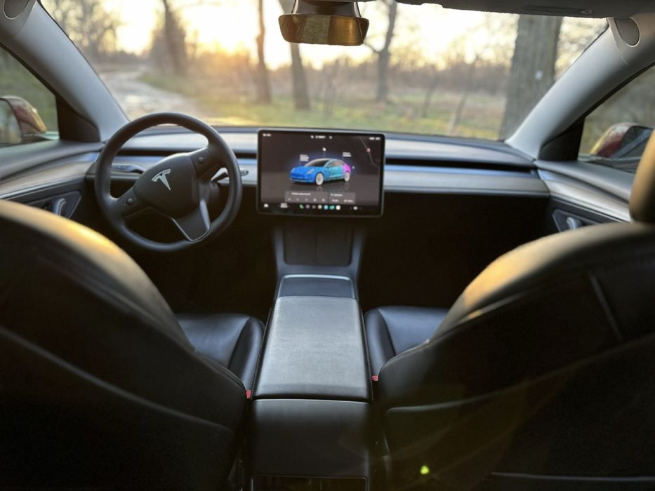 Tesla model 3 2022рік