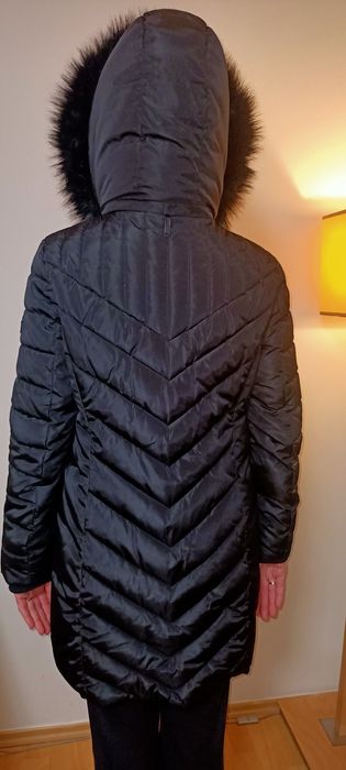 DKNY DL2MPE70 Pikowany płaszcz zimowy ze sztucznym futrem czarny ciepł