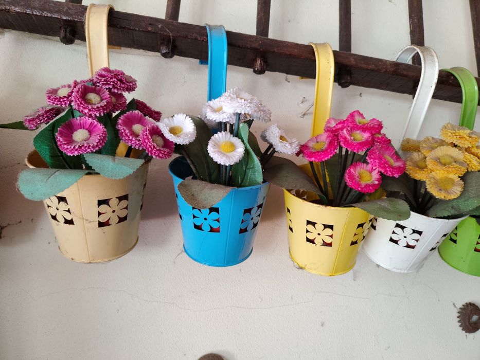 Seis suportes para vasos