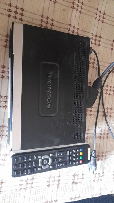 Televisão antiga com TDT e comandos.