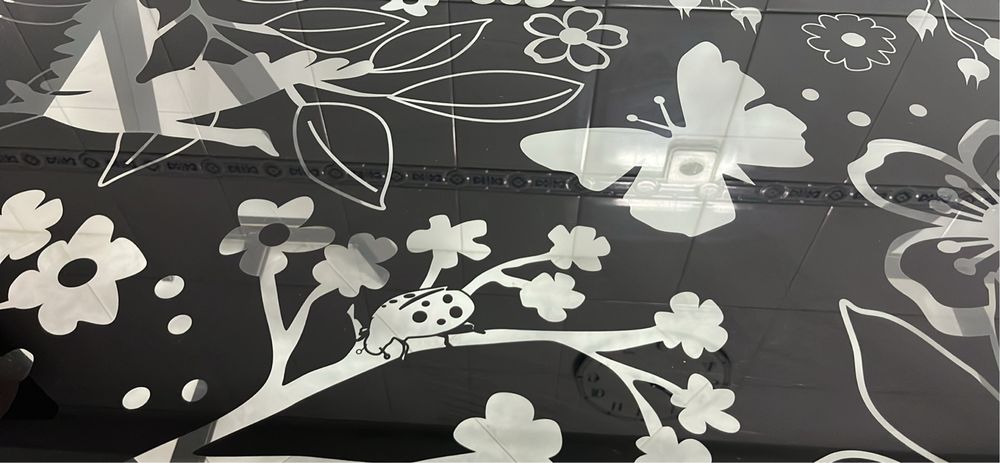 Mesa em vidro com dois cavaletes