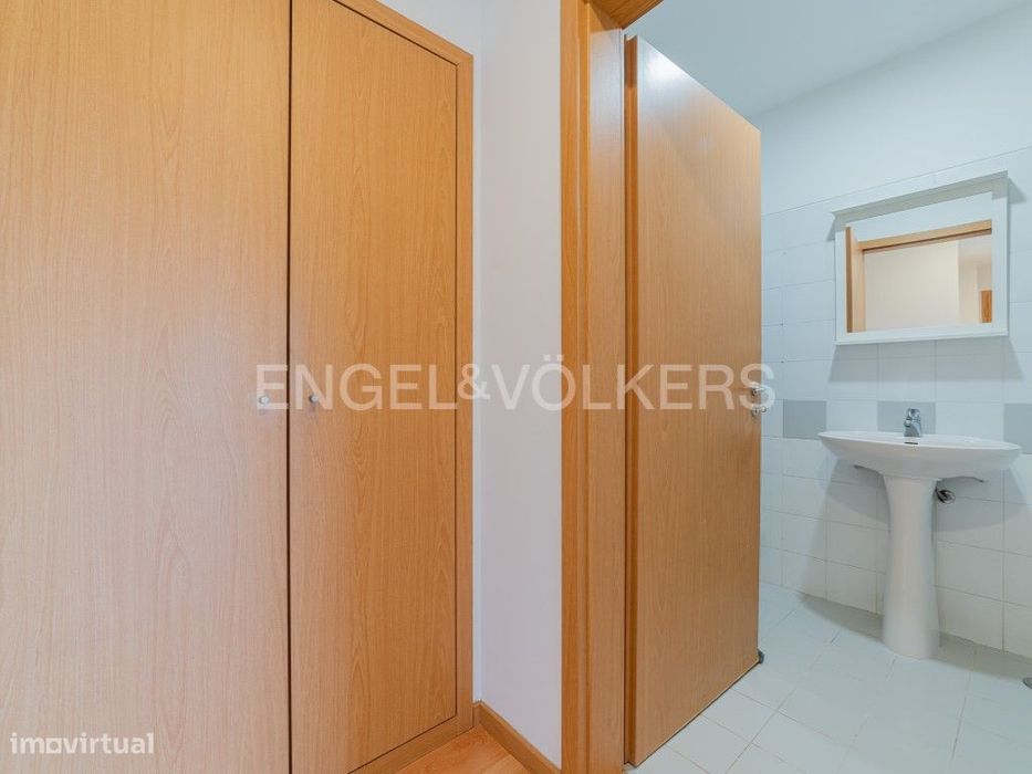 Espaçoso T2 com garagem e arrecadação