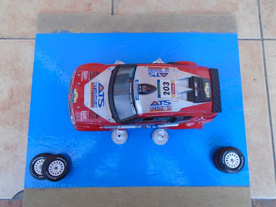 Mitsubishi Pajero Rallye Dakar 1:18 Diorama Pit Stop