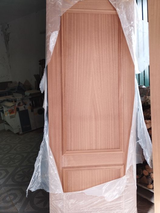 Portas em madeira Mogno