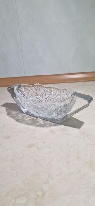 Mała żardiniera w stalowym uchwycie z PRL