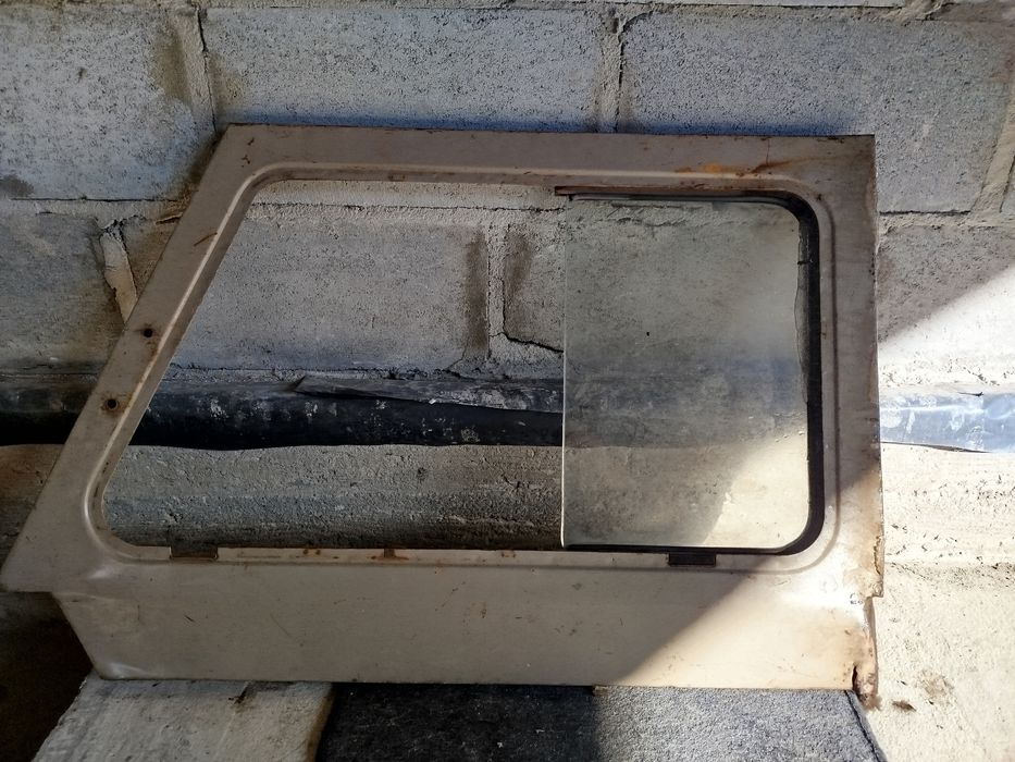 Верхня частина лівих дверей ЛУАЗ.