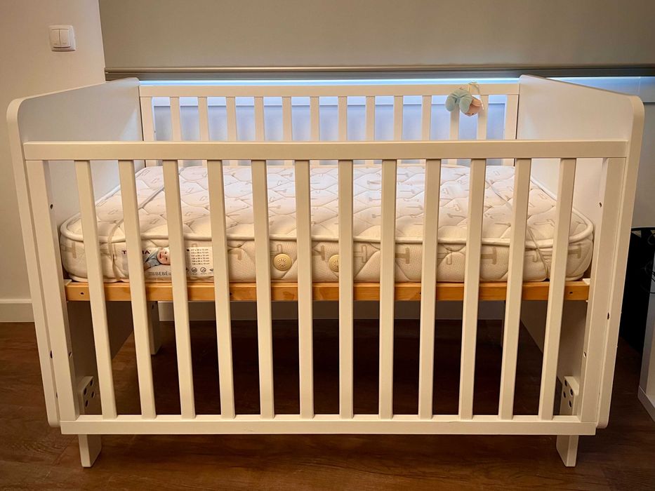 Cama e colchão de bébé