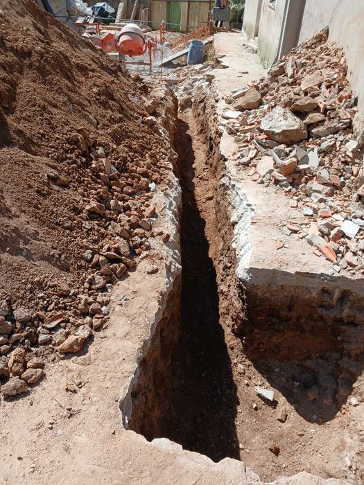 Demolições, todo o tipo de carga de entulho,  limpeza de terrenos e Faço pinturas