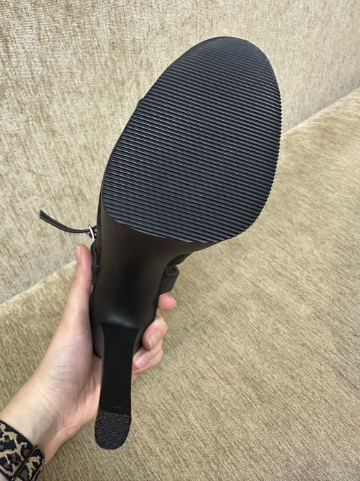 Матові стрип босоніжки PLEASER