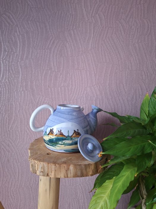 Ręcznie wykonany czajnik z gliny – niebieski, motyw wsi, figurka kotka