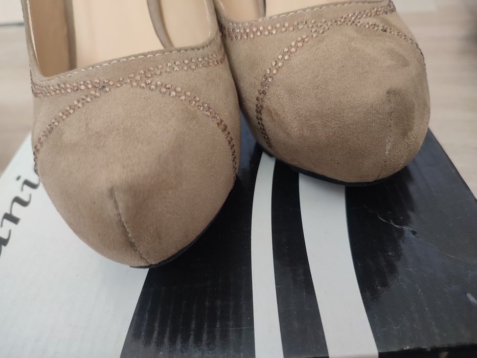 Szpilki damskie beżowe