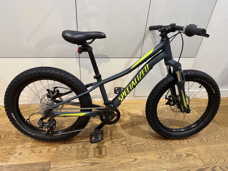 Specialized Riprock 20 – rower dziecięcy z szerokimi oponami FAT