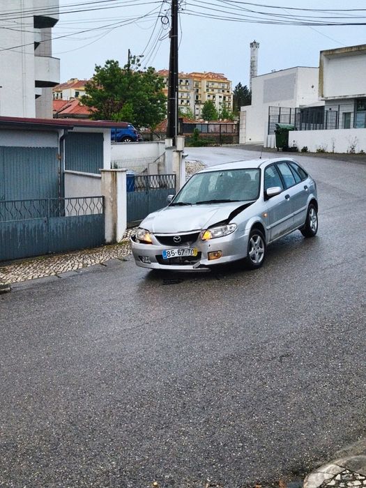 Viatura batida Mazda 323F