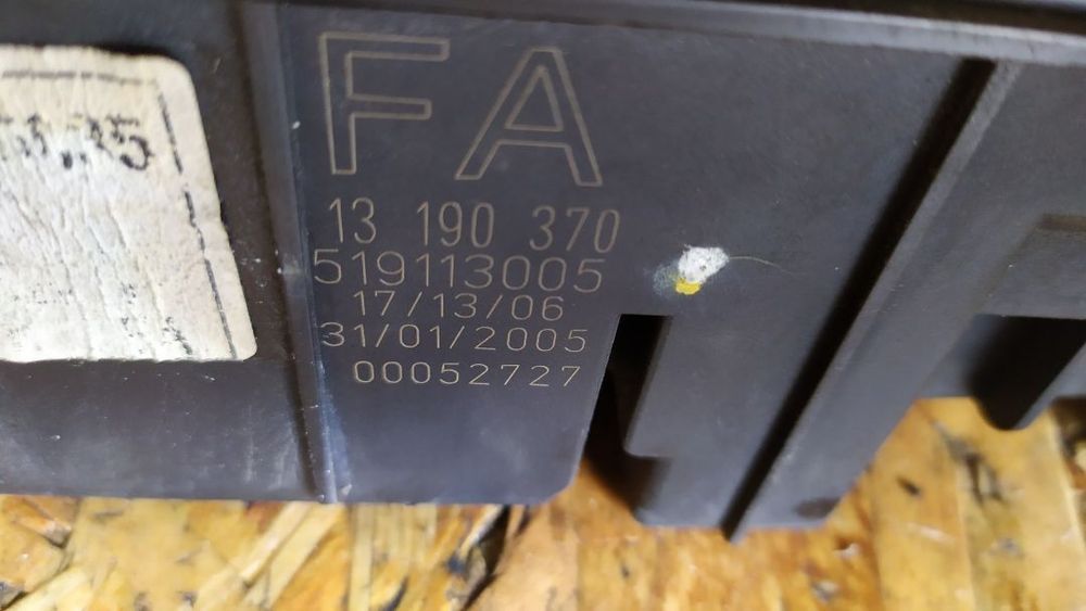 CAIXA DOS FUSIVEIS OPEL SIGNUM / VECTRA C 13190370