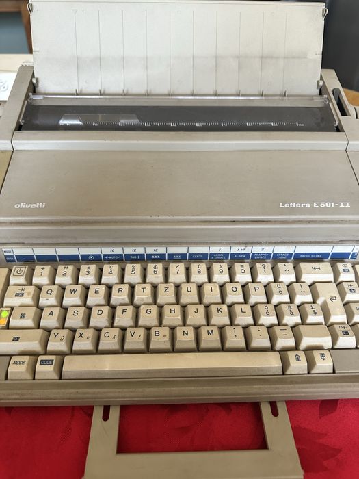 Máquina de escrever elétrica Olivetti Lettera E 501-II