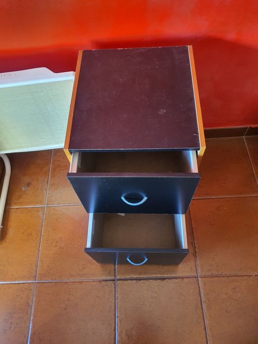 Vendo 2 mesas tanto da para cabeceira ou de apoio a escritório