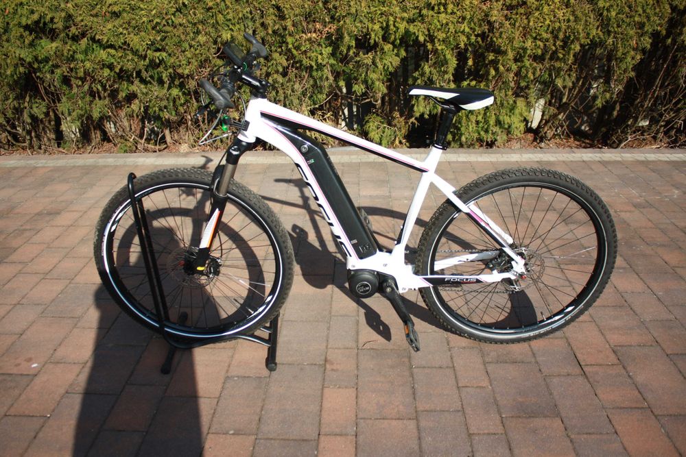 Rower elektryczny FOCUS- biały