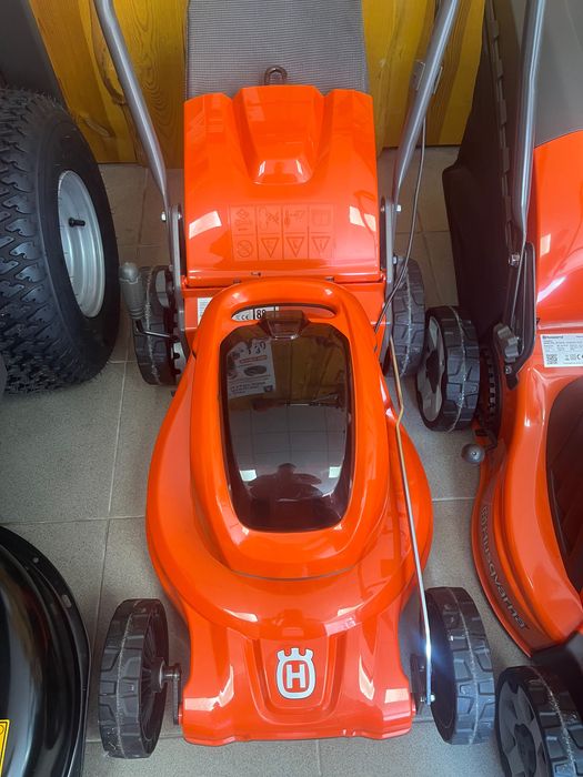 Kosiarka HUSQVARNA LC 137i z akumulatorem i ładowarką. Akumulatorowa