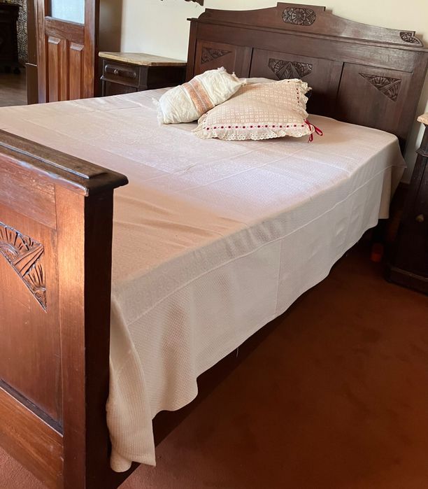 Cama vintage em madeira maciça