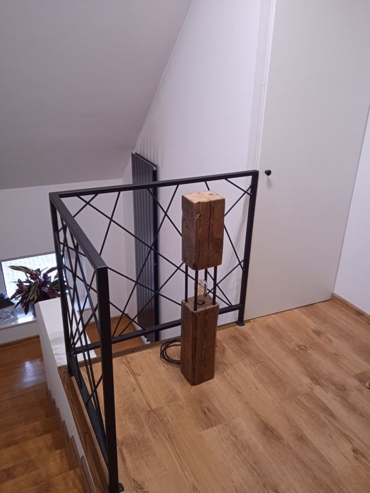 Lampa stojąca loft ze starej belki.