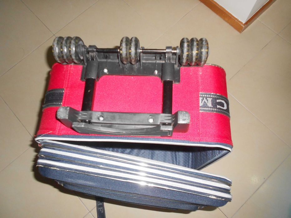 Mala de Viagem, em azul e vermelha