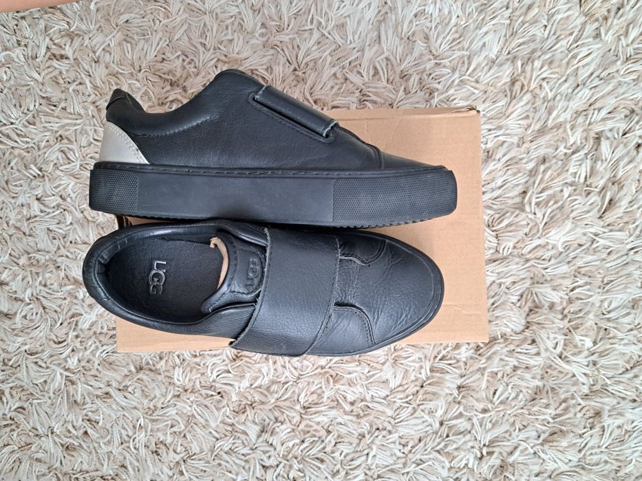 Кросівки від бренду UGG