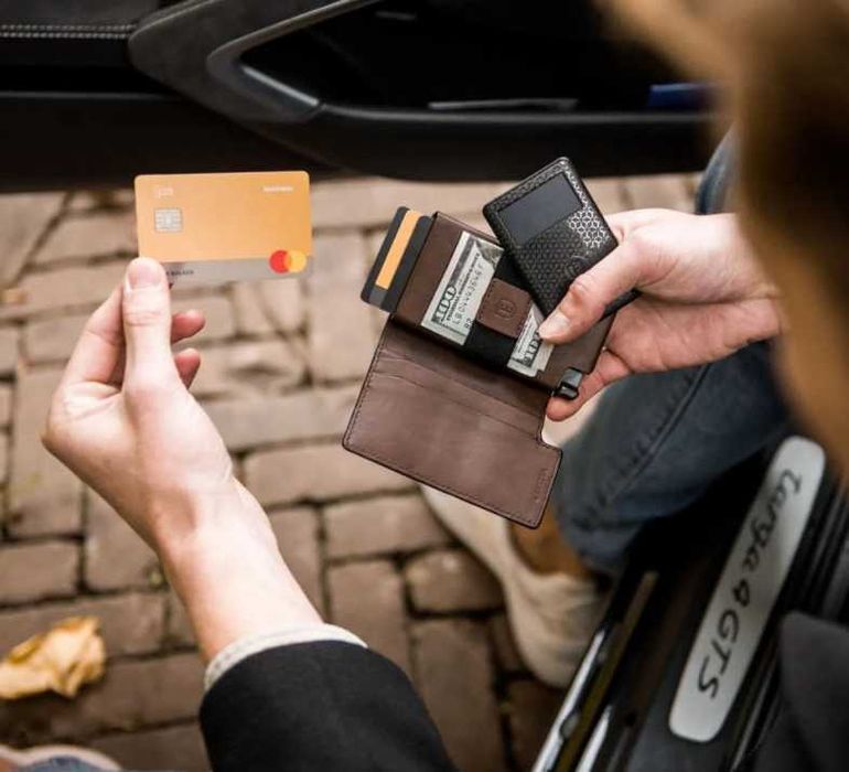 Ekster Wallet.  Binance.  карт холдер