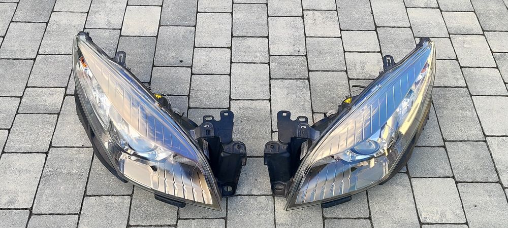 Lampy przednie przód Renault Megane III Xenon Europa