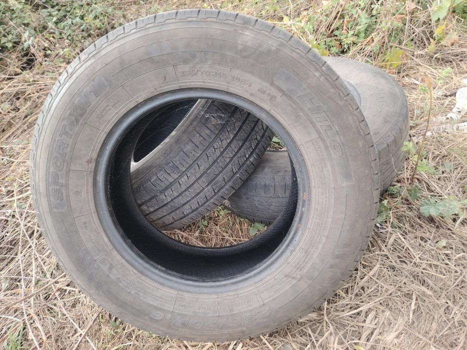 Vendo 2 pneus HILO 235/70 R16 usados.