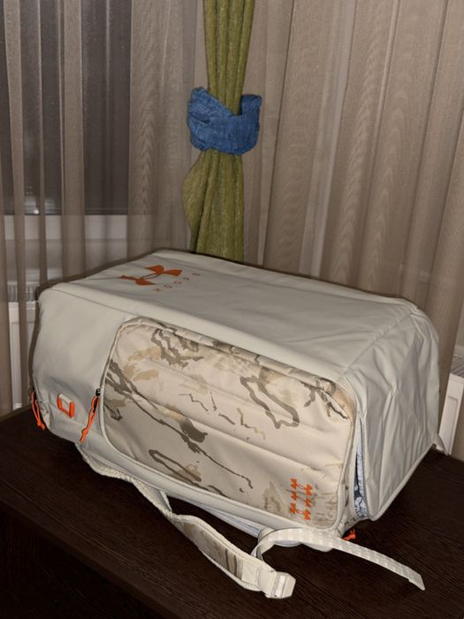 Бежева спортивна сумка-рюкзак UA Contain Duo MD BP Duffle-BRN