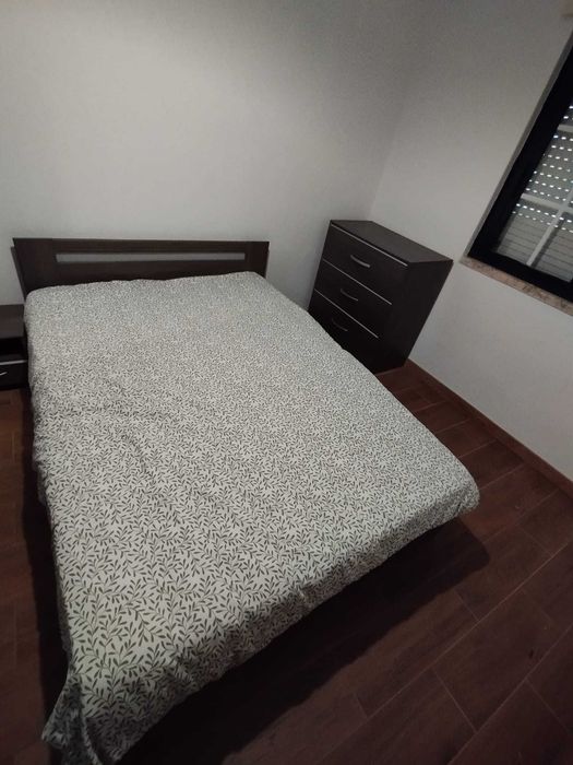 2 camas completas , 1 comoda e 2 mesas cabeceira