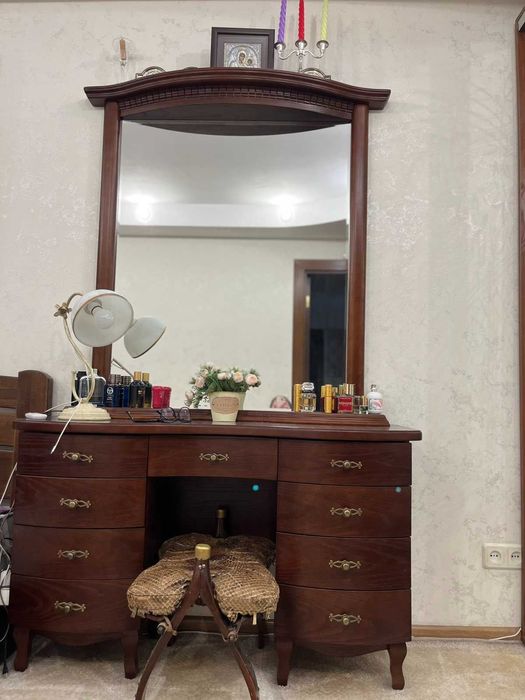Туалетний столик, макияжне дзеркало, трюмо.
