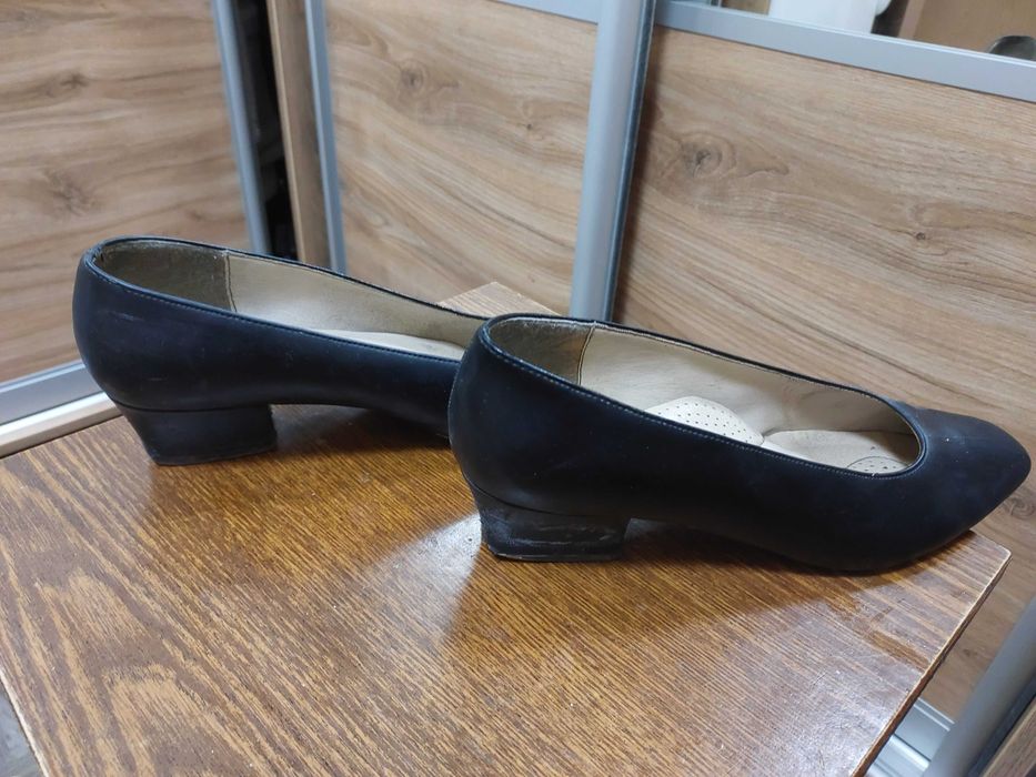 Отдам даром женскую обувь