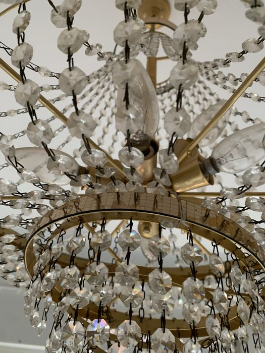 Candeeiro lustre em vidro e dourado.