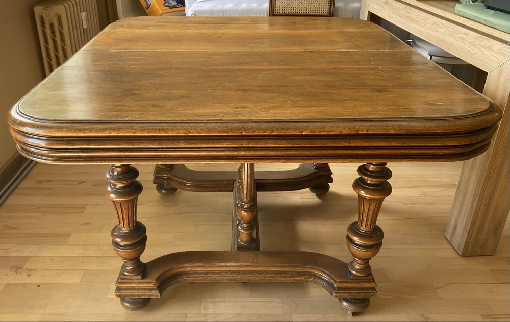 Stół drewniany z rzezbionymi nogami