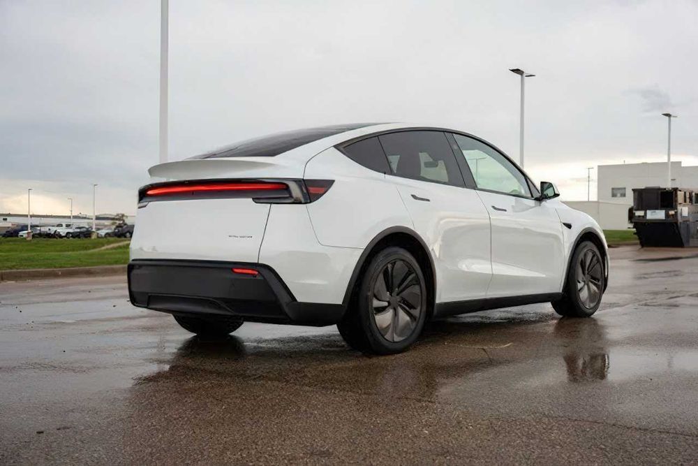 Tesla Model Y Long Range      2026
