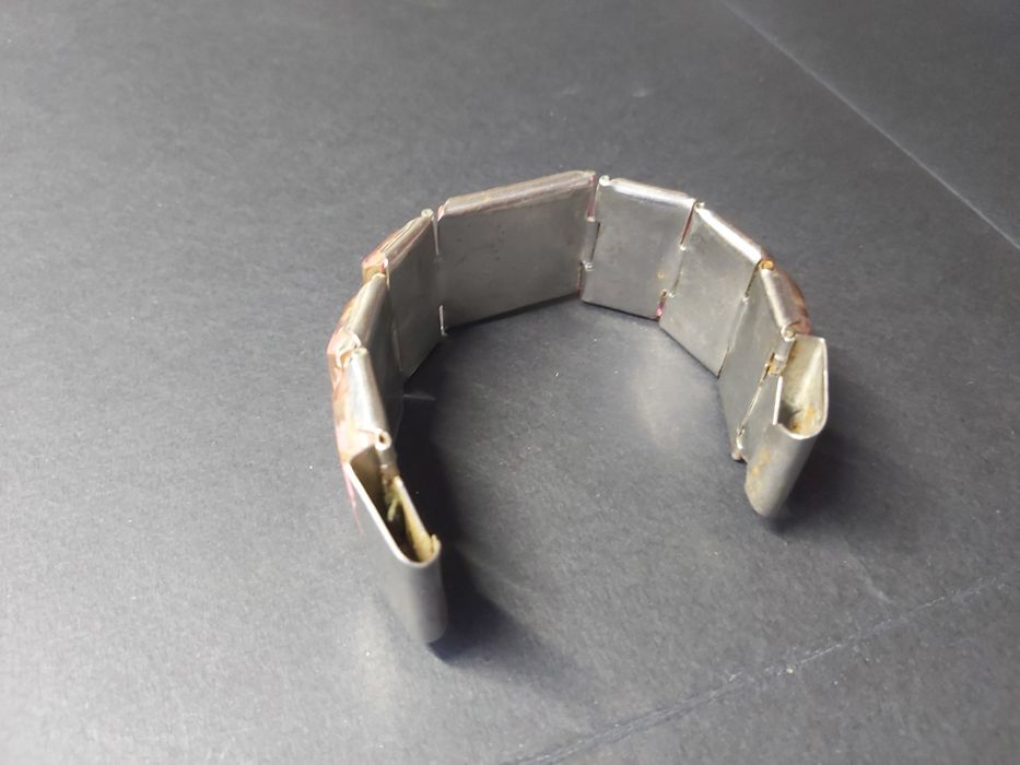 Наручные часы с браслетом.