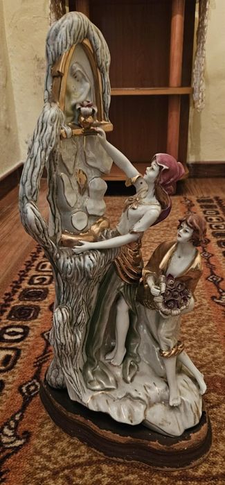 Estátua com base em madeira