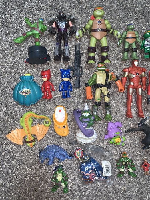 Різні фігурки персонажів