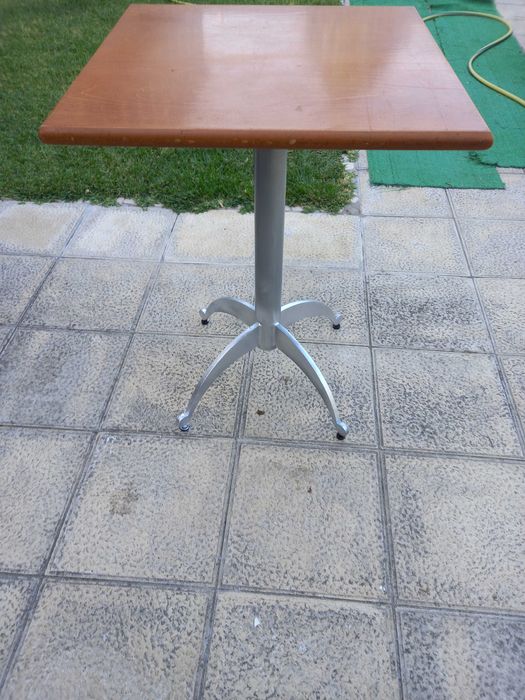 Mesa rigorosamente impecável