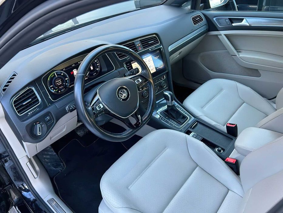 Volkswagen e-Golf      2018