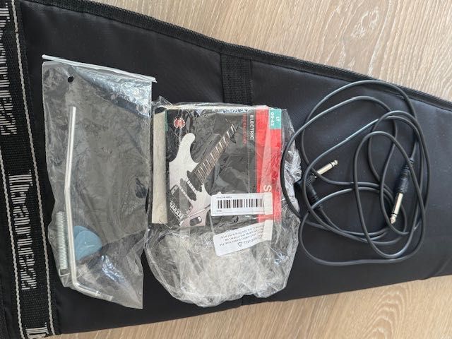 Kit Guitarra Eléctrica Ibanez + amplificador
